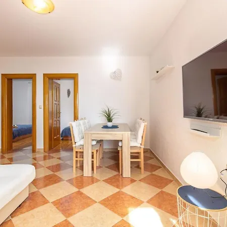 Mit Terrasse Und Meerblick By Interhome